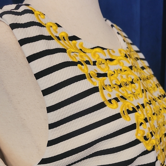 Black and White Sheath Midi Dress with Scoop Neck - Picture 4 of 4